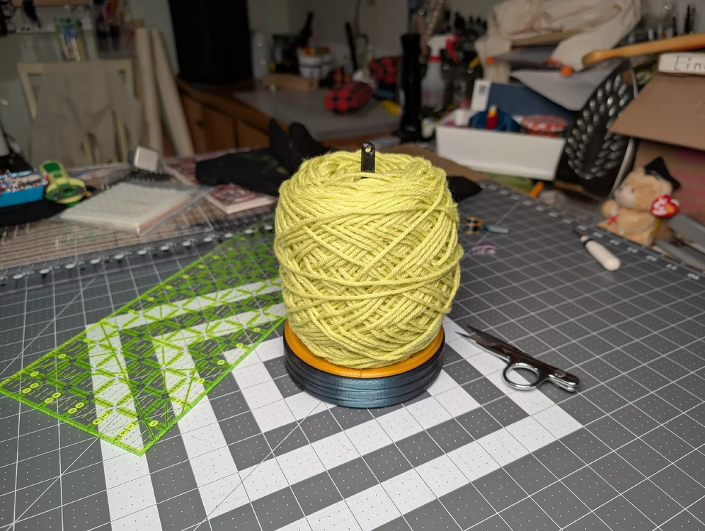 Yarn spinner v2 base holding a yarn cake